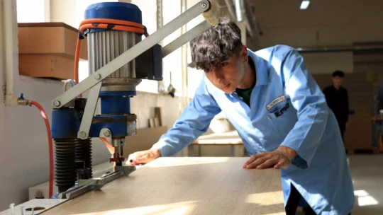 Meslek Lisesi Öğrencileri Elazığ Depreminden Sonra Yenilenen Okullar İçin Mobilya Üretiyor