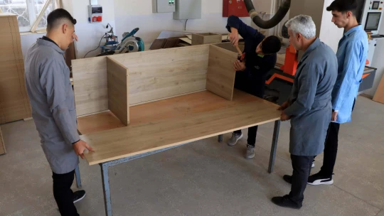 Meslek Lisesi Öğrencileri Elazığ Depreminden Sonra Yenilenen Okullar İçin Mobilya Üretiyor