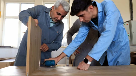 Meslek Lisesi Öğrencileri Elazığ Depreminden Sonra Yenilenen Okullar İçin Mobilya Üretiyor