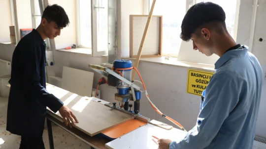 Meslek Lisesi Öğrencileri Elazığ Depreminden Sonra Yenilenen Okullar İçin Mobilya Üretiyor