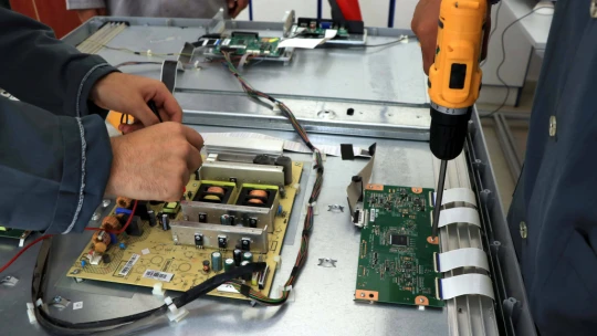 Meslek Lisesi Öğrencileri Elazığ Depreminden Sonra Yenilenen Okullar İçin Mobilya Üretiyor