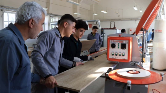 Meslek Lisesi Öğrencileri Elazığ Depreminden Sonra Yenilenen Okullar İçin Mobilya Üretiyor