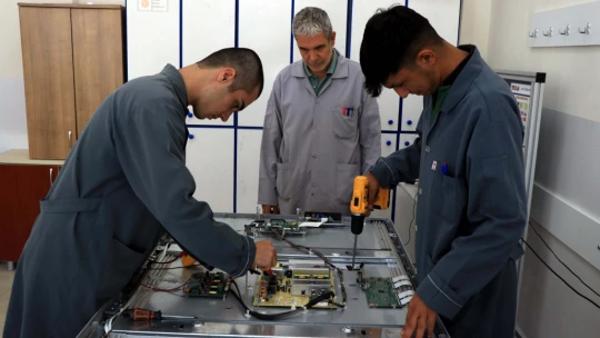 Meslek Lisesi Öğrencileri Elazığ Depreminden Sonra Yenilenen Okullar İçin Mobilya Üretiyor