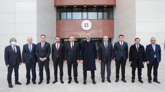 Adalet Bakanı Gül: 'AK Parti milletle beraber yol yürüme siyasetinin adıdır'