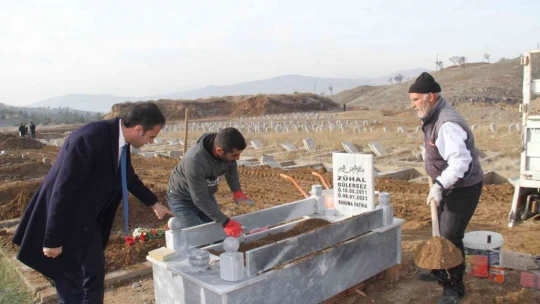 Aile ve Sosyal Hizmetler Bakanlığı, Elazığ'da Kimsesizler Mezarlığına Gömülen Engelli Kızın Mezar Taşını Yaptırdı