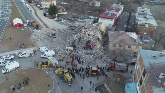 Ailesini depremde kaybetti kendisi 12 saat sonra kurtuldu:'Bir kişi çıktığı zaman sanki ben çıkıyorum'