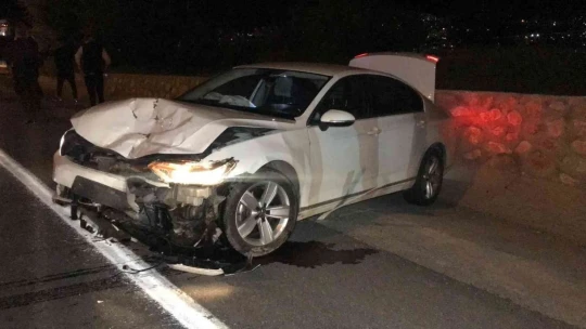 Alkollü sürücü seyir halindeki araca çarpıp kaçtı: 4 yaralı