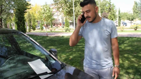 Arabasına binince ceza yediğini zannetti, gerçeği görünce 'İnsanlık ölmemiş' dedi