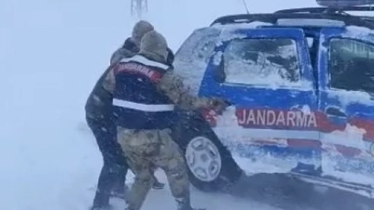 Palu'da Aracı Arza Yapan Ve Donma Tehlikesi Geçiren Şahsı Jandarma Kurtardı