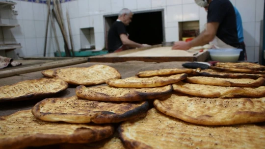 Asırlık fırın, sadece Elazığ'a özgü 'yağlı' ve 'peynirli' ekmek üretiyor