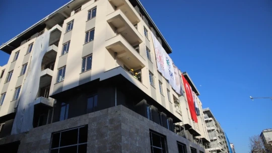 Bakan Kurum'a yaptığı maket evi hediye etti
