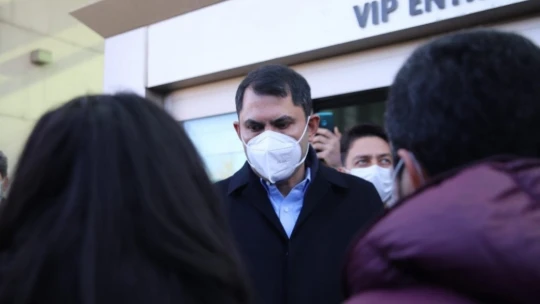 Bakan Kurum, deprem konutlarını inceledi