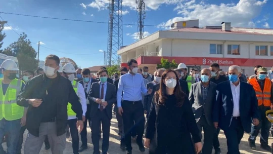 Bakan Kurum, depremin merkez üssü Sivrice'de inceleme yaptı