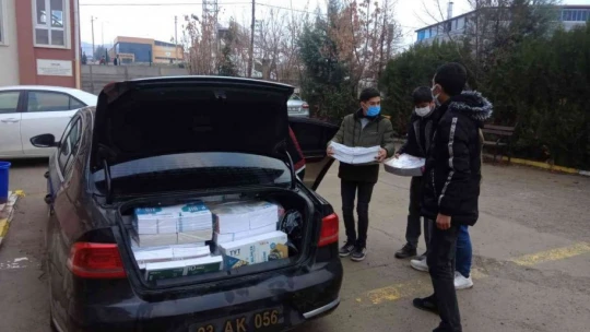 Belde belediye başkanı makam aracını servis aracına dönüştürdü, kendi elleri ile öğrencilere kitap taşıdı