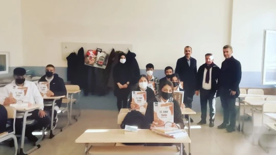 Belde belediye başkanı makam aracını servis aracına dönüştürdü, kendi elleri ile öğrencilere kitap taşıdı