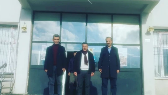 Belde belediye başkanı makam aracını servis aracına dönüştürdü, kendi elleri ile öğrencilere kitap taşıdı