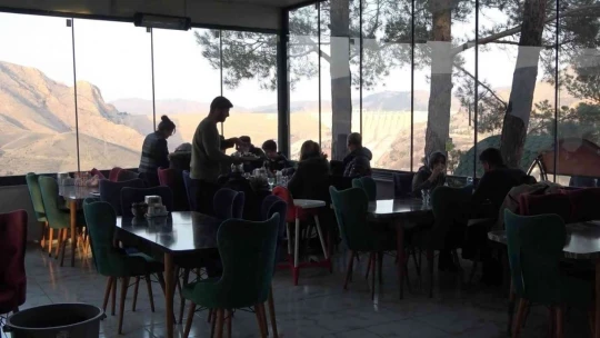 Binlerce insan Keban Balık Yemeye Geliyor