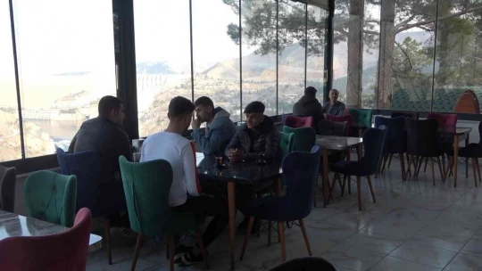 Binlerce insan Keban Balık Yemeye Geliyor