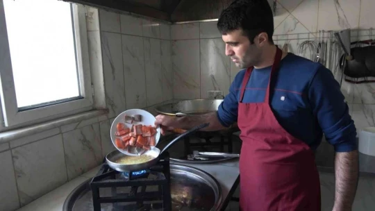 Binlerce insan Keban Balık Yemeye Geliyor