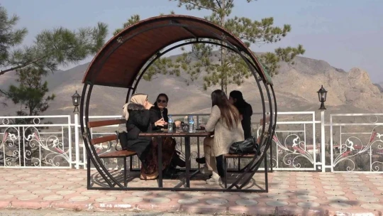 Binlerce insan Keban Balık Yemeye Geliyor