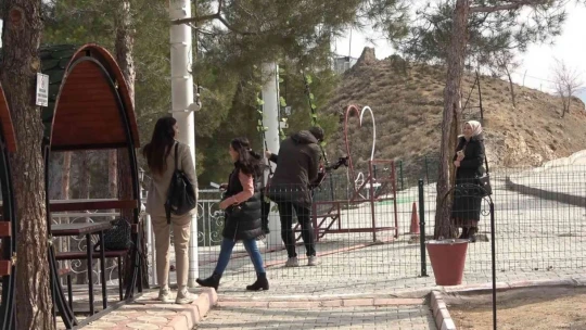 Binlerce insan Keban Balık Yemeye Geliyor