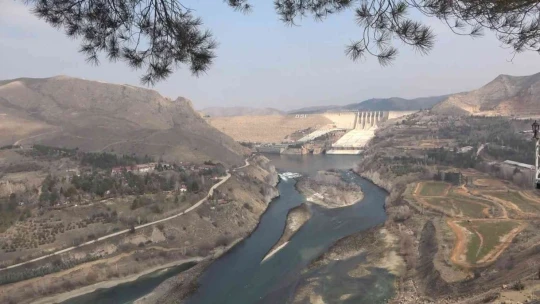 Binlerce insan Keban Balık Yemeye Geliyor