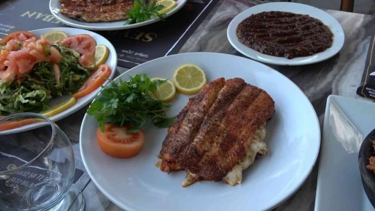 Binlerce insan Keban Balık Yemeye Geliyor