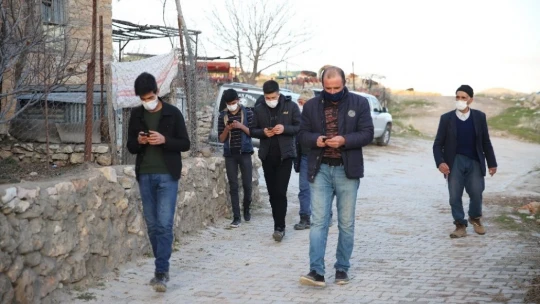 Bu köy, 3 ilin ortasında ama telefonlar çekmiyor, vatandaşlar yollara düşüyor