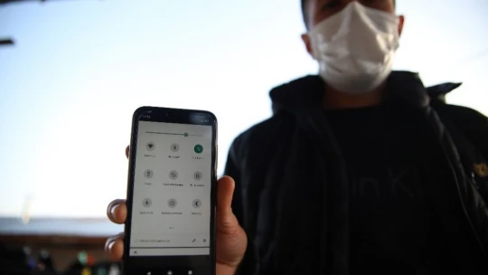 Bu köy, 3 ilin ortasında ama telefonlar çekmiyor, vatandaşlar yollara düşüyor