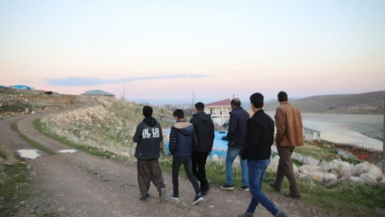 Bu köy, 3 ilin ortasında ama telefonlar çekmiyor, vatandaşlar yollara düşüyor