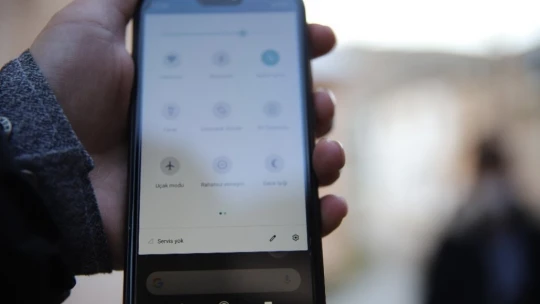 Bu köy, 3 ilin ortasında ama telefonlar çekmiyor, vatandaşlar yollara düşüyor