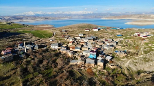 Bu köy, 3 ilin ortasında ama telefonlar çekmiyor, vatandaşlar yollara düşüyor