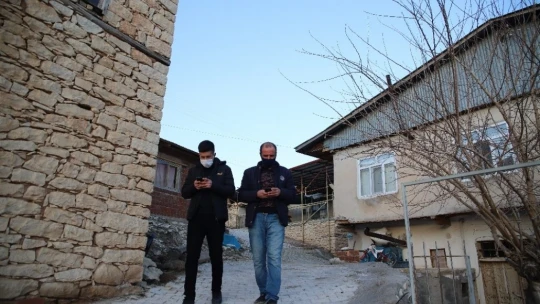 Bu köy, 3 ilin ortasında ama telefonlar çekmiyor, vatandaşlar yollara düşüyor