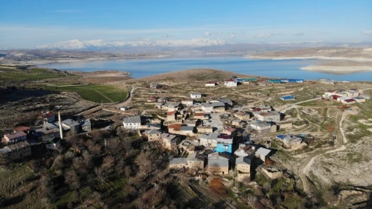Bu köy, 3 ilin ortasında ama telefonlar çekmiyor, vatandaşlar yollara düşüyor