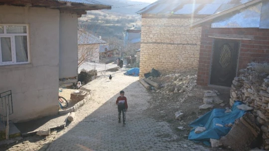 Bu köy, 3 ilin ortasında ama telefonlar çekmiyor, vatandaşlar yollara düşüyor