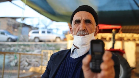 Bu köy, 3 ilin ortasında ama telefonlar çekmiyor, vatandaşlar yollara düşüyor