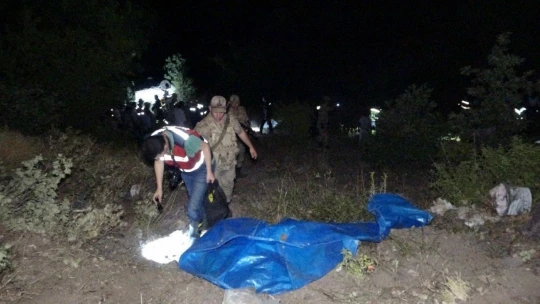 Cenaze dönüşü araç uçuruma yuvarlandı, 3 kardeş öldü