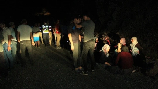 Cenaze dönüşü araç uçuruma yuvarlandı, 3 kardeş öldü