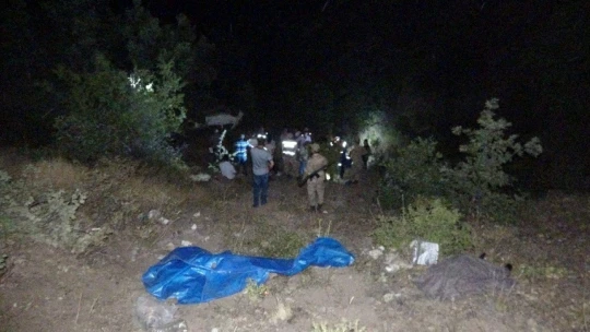 Cenaze dönüşü araç uçuruma yuvarlandı, 3 kardeş öldü