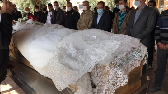 Cinayete kurban giden, Emine gelinlikli tabutu ile son yolculuğuna uğurlandı