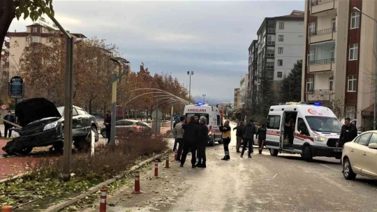 Feci Kaza, Çocuğa Çarpmamak İçin Direksiyonu Kırdı Direğe Çarptı 3 Kişi Yaralandı