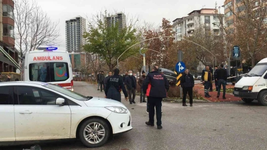 Feci Kaza, Çocuğa Çarpmamak İçin Direksiyonu Kırdı Direğe Çarptı 3 Kişi Yaralandı