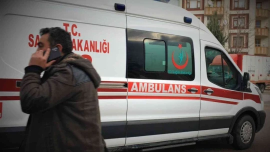 Feci Kaza, Çocuğa Çarpmamak İçin Direksiyonu Kırdı Direğe Çarptı 3 Kişi Yaralandı