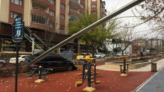 Feci Kaza, Çocuğa Çarpmamak İçin Direksiyonu Kırdı Direğe Çarptı 3 Kişi Yaralandı