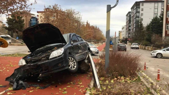 Feci Kaza, Çocuğa Çarpmamak İçin Direksiyonu Kırdı Direğe Çarptı 3 Kişi Yaralandı