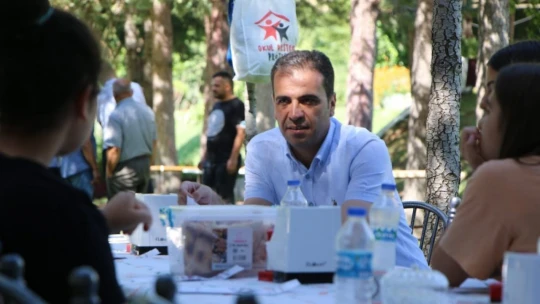 Çocuklar piknikte bir araya geldi