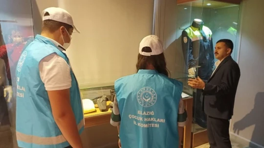 Çocuklar, şehit Fethi Sekin'in kabrini ziyaret edip, müzesini gezdi