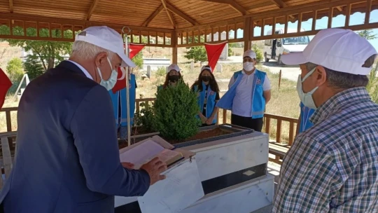 Çocuklar, şehit Fethi Sekin'in kabrini ziyaret edip, müzesini gezdi