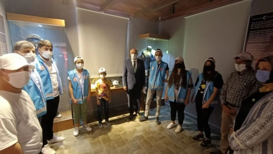 Çocuklar, şehit Fethi Sekin'in kabrini ziyaret edip, müzesini gezdi