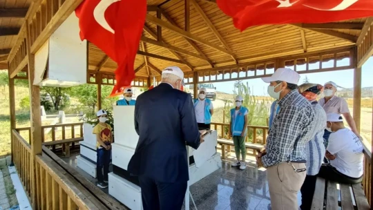 Çocuklar, şehit Fethi Sekin'in kabrini ziyaret edip, müzesini gezdi